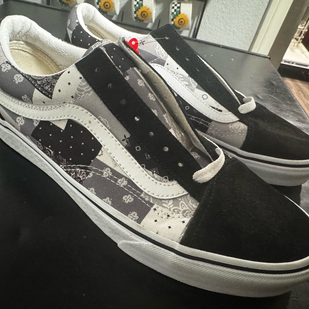 NEW Vans black and white   Patterned Sneakers M 9 W 10.5